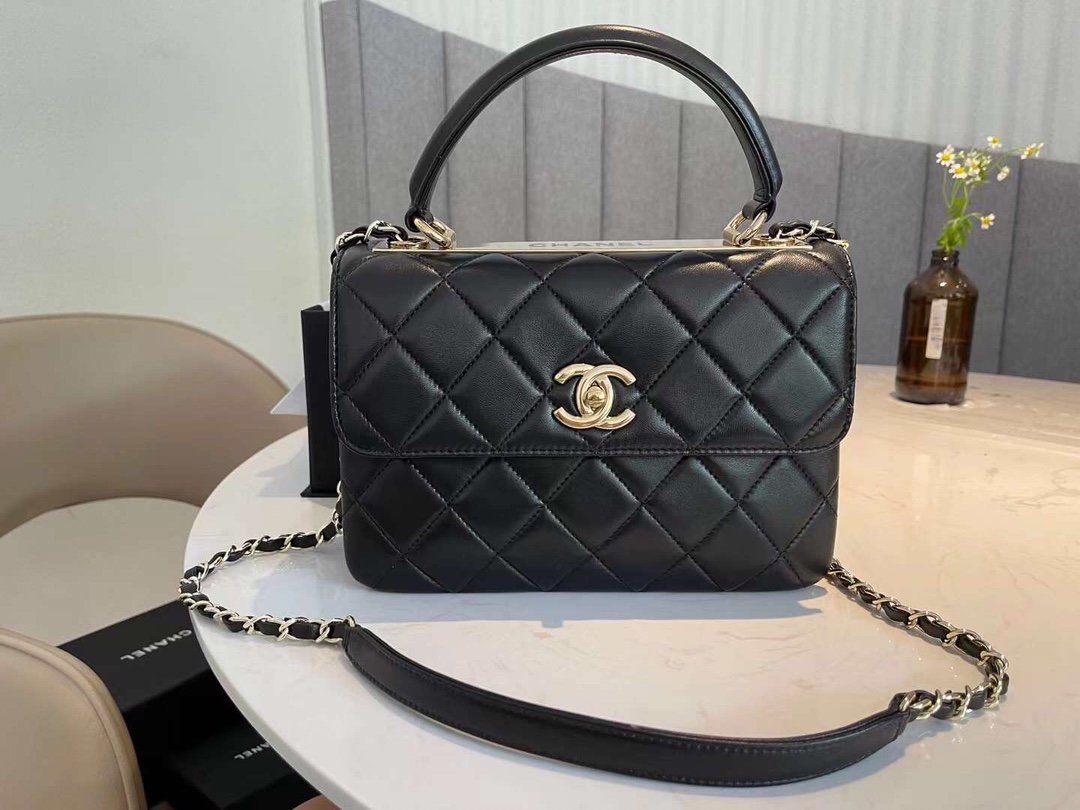 8e258b83 Chanel Classic Flap Bag Gold Hardware 25cm Black - Image 1